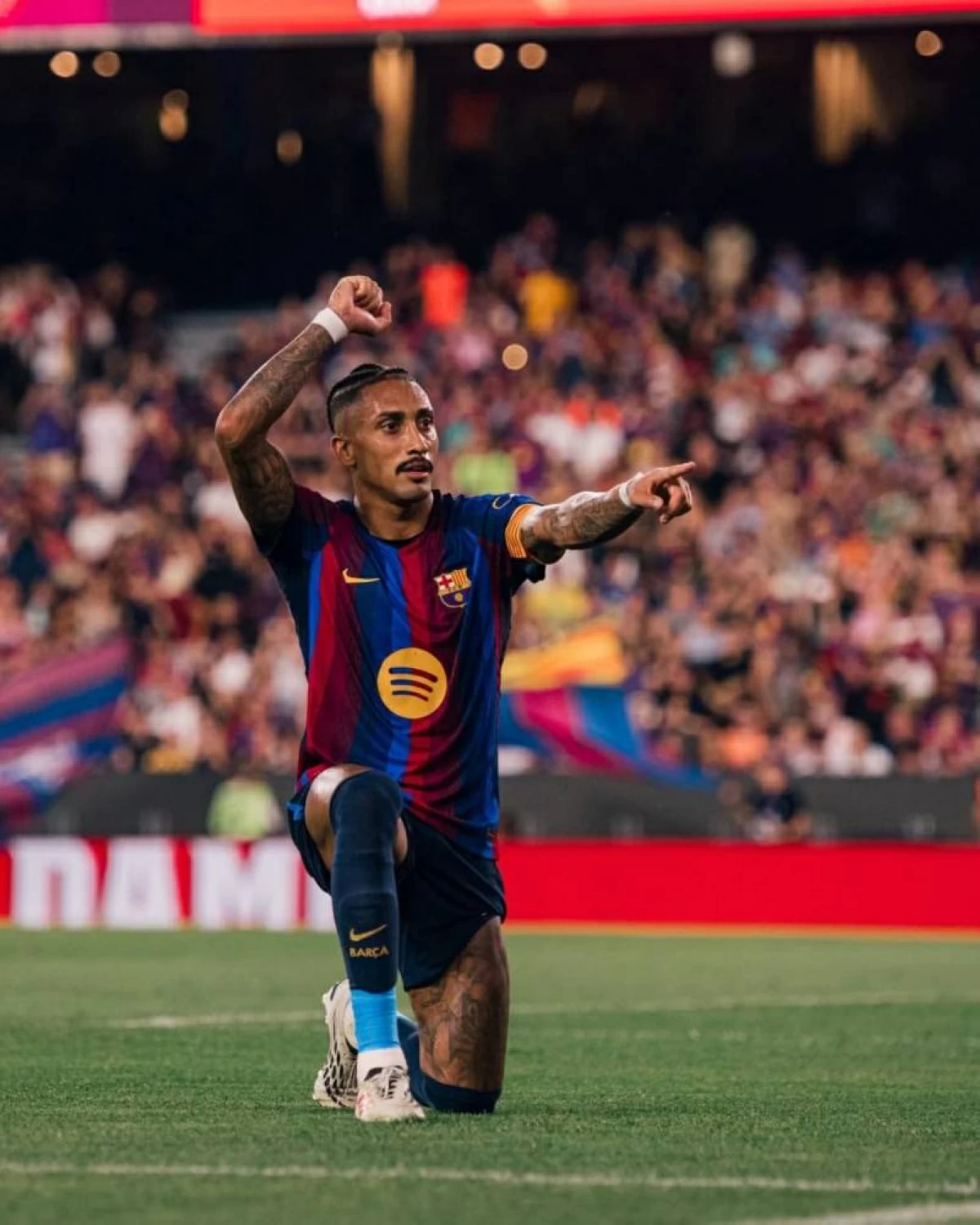 رافينيا يقود برشلونة للفوز على الأهلي المصري في كأس خوان جامبر