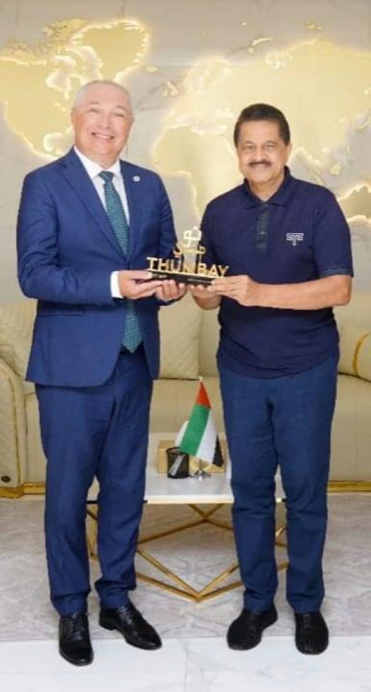 ثومبي محي الدين وليونارد أزامفيري خلال إطلاق البرنامج