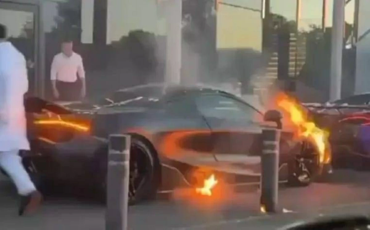 ملثم يحرق سيارات فاخرة أمام حفل زفاف باكستاني في بريطانيا (فيديو)