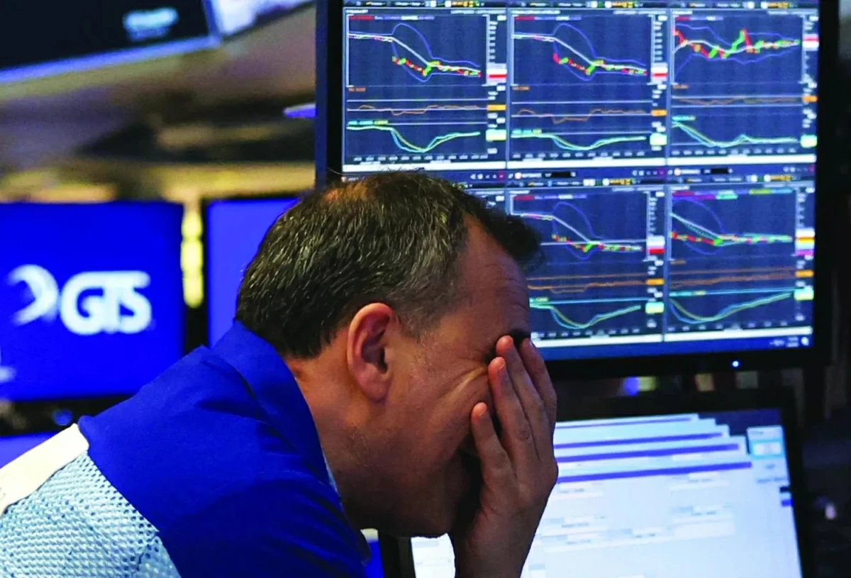 داو جونز يخسر 400 نقطة متأثراً بارتفاع عوائد سندات الخزانة الأمريكية