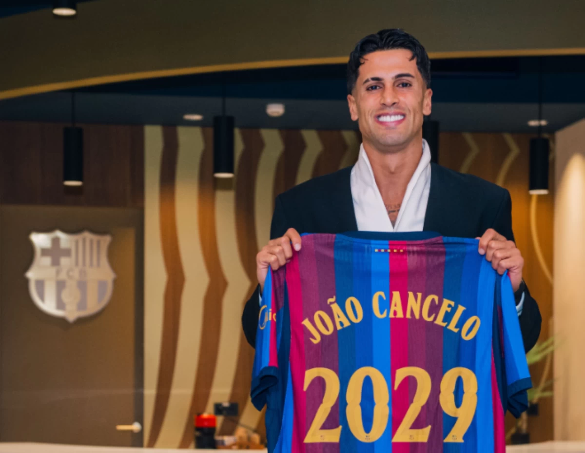 كانسيلو يحمل قميص برشلونة