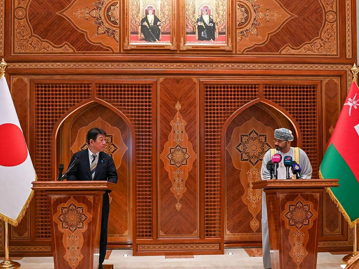 وزير الخارجية العماني ونظيره الياباني خلال مؤتمر صحفي في مسقط (قنا)
