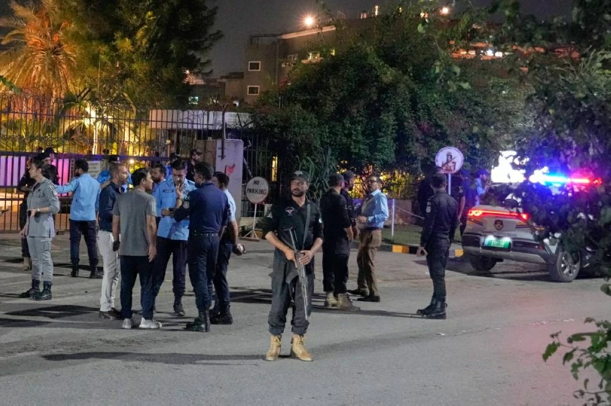 بعد ساعات في المستشفى.. إعادة عمران خان لسجن «أديالا»