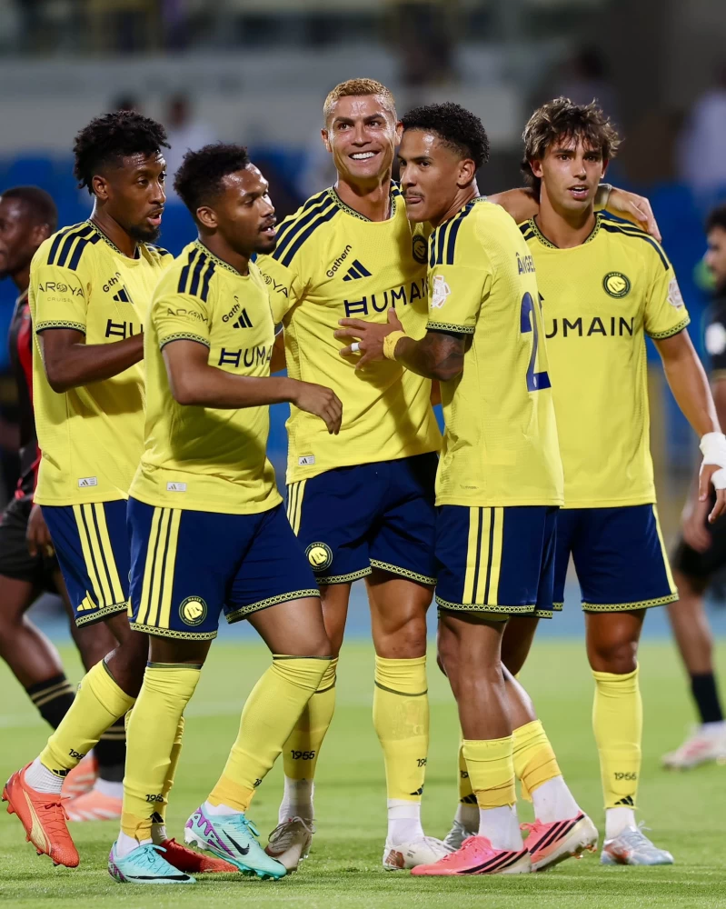 رونالدو يحتفل مع زملائه