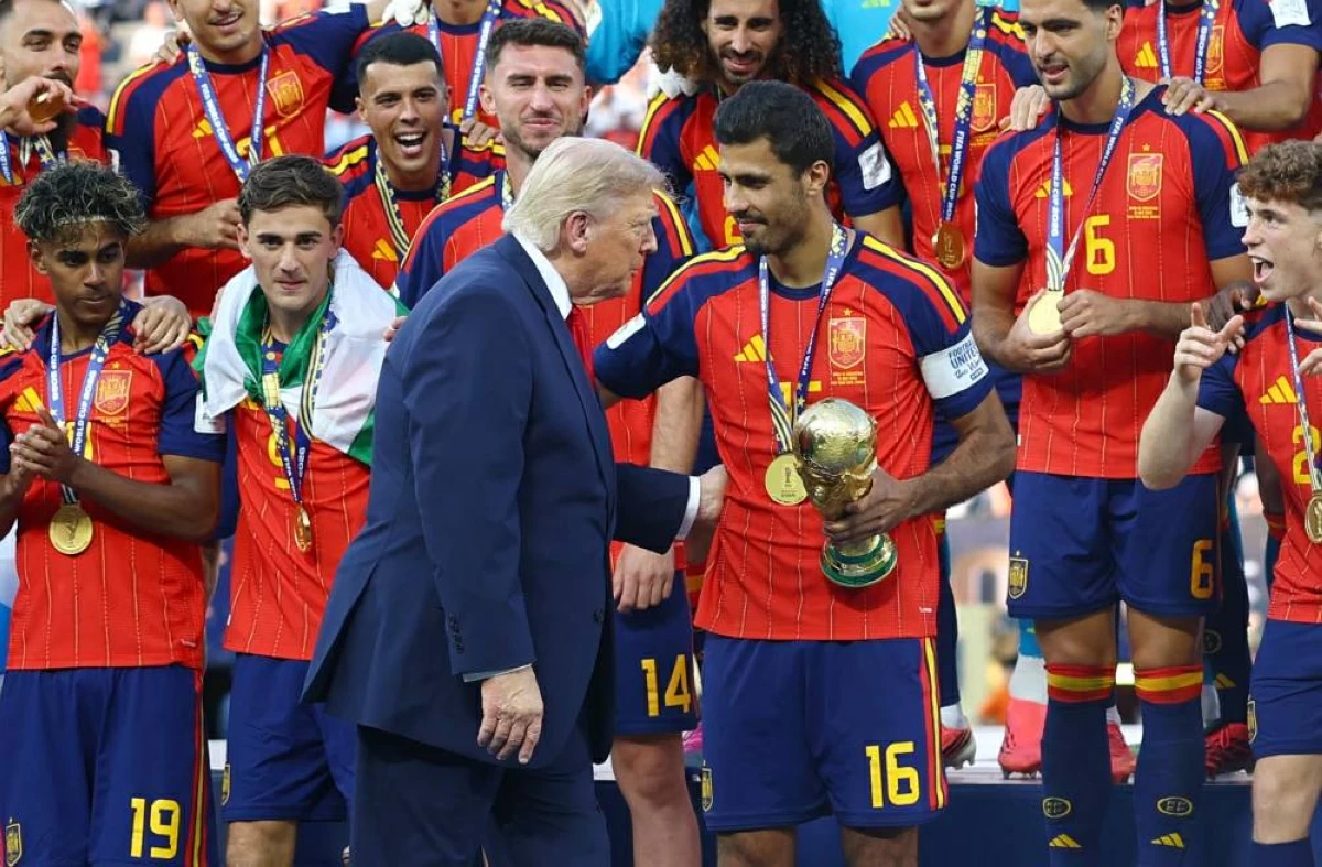رودري يرفع كأس العالم  تحت أنظار الرئيس الأمريكي