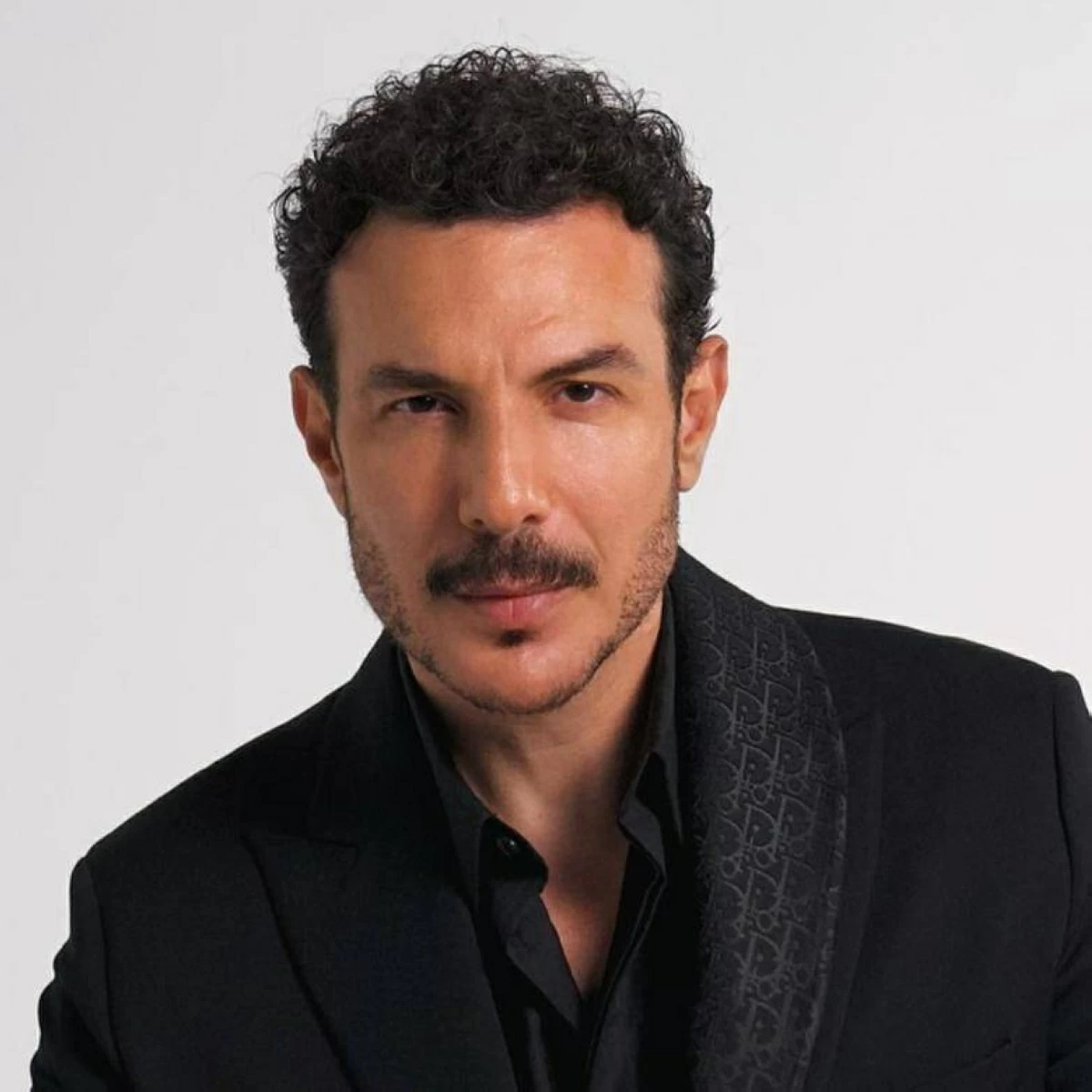 «أحمر أزرق» يعيد باسل خياط ومكسيم خليل إلى الدراما السورية