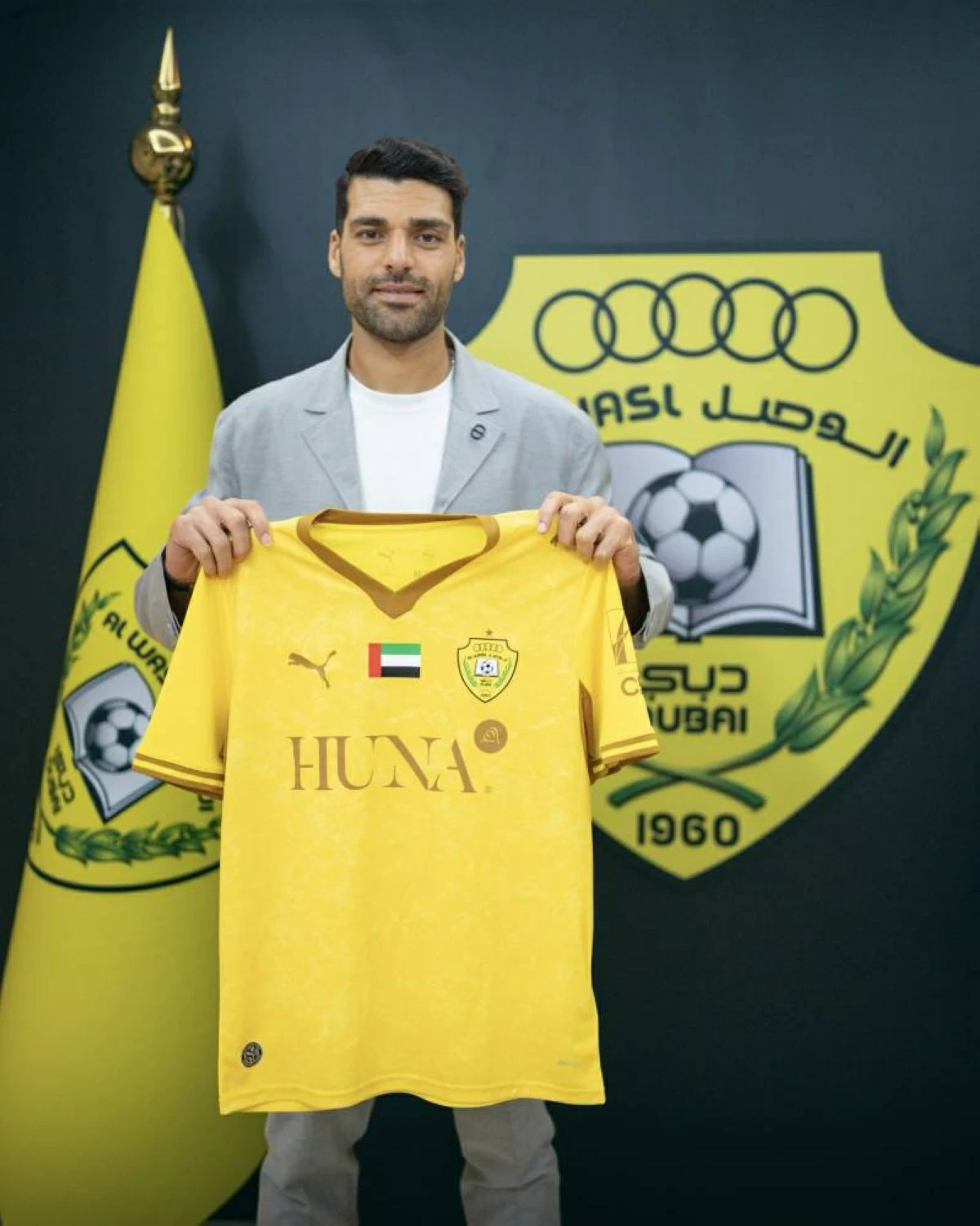 الوصل يضم مهدي تارمي قبل القمة مع شباب الأهلي