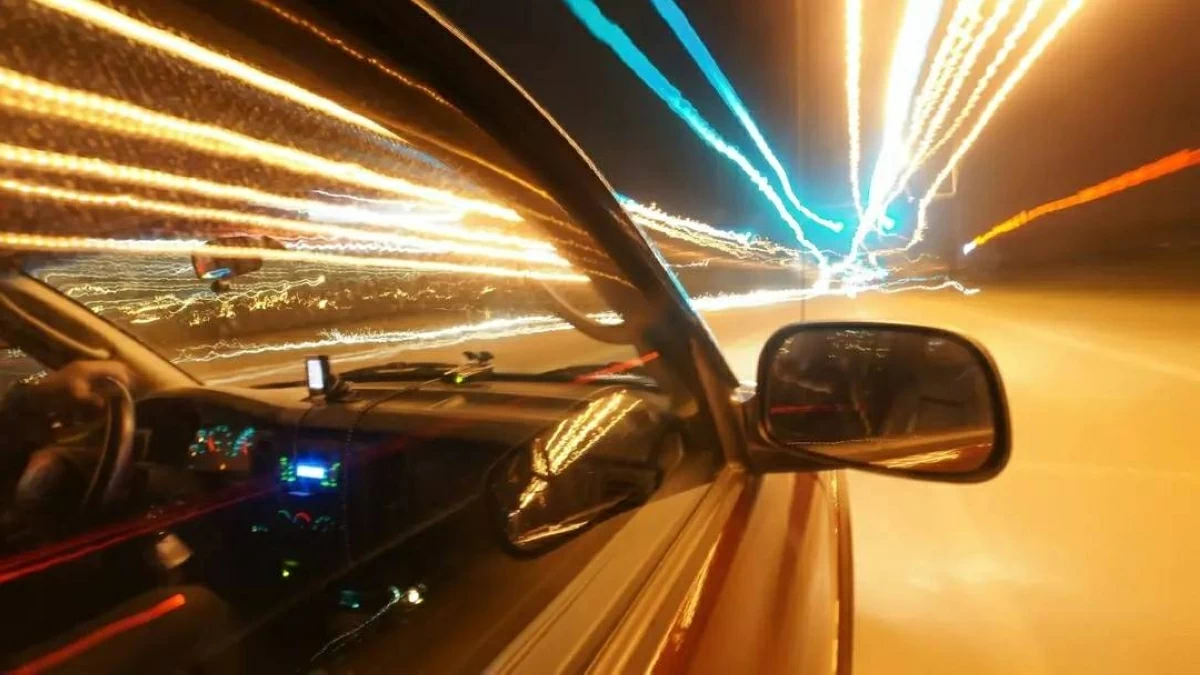 القيادة العدوانية تقلص عمر بطارية السيارة الكهربائية