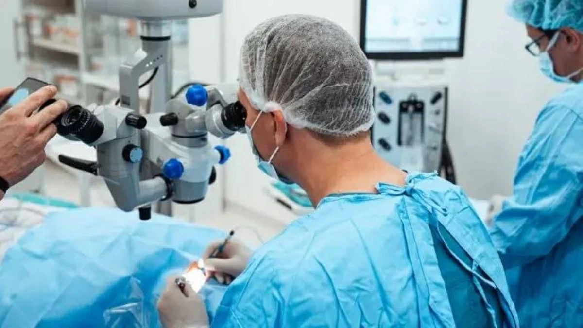 بسبب عمليات تجميل مريبة.. تحرك ضد طبيب عيون شهير في مصر