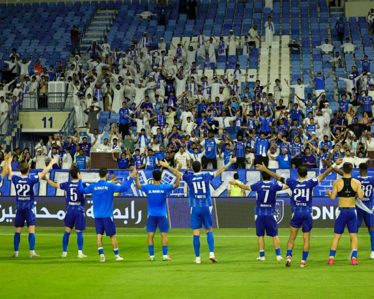 لاعبو النصر يحييون الجمهور