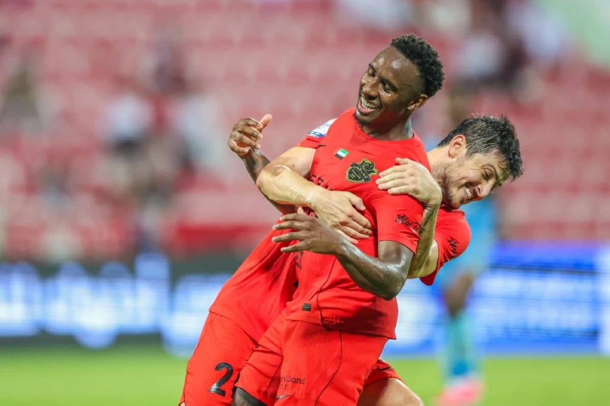 يوري سيزار يحتفل مع سردار بهدف شباب الأهلي الأول