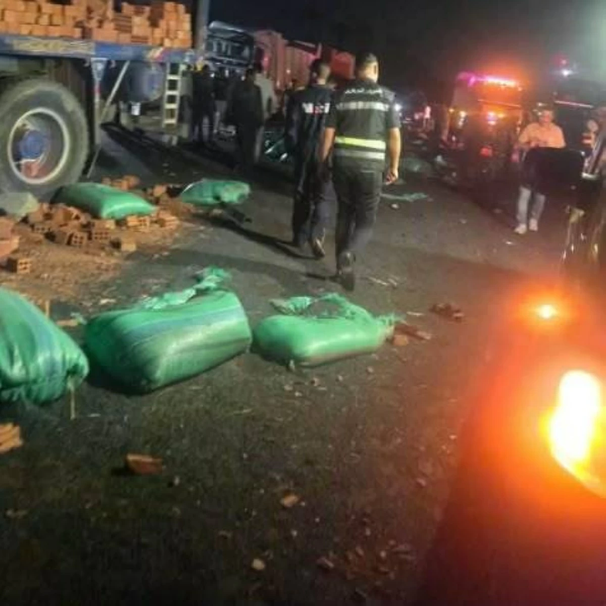 تصادم مروع في مصر.. مصرع ضابط وفرد أمن أثناء فحص حادث على الطريق