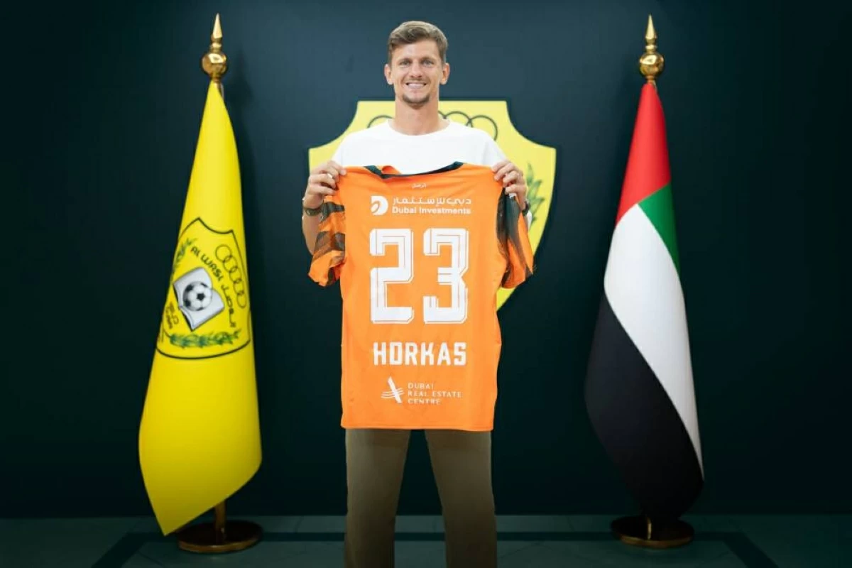 هوركاس يحمل قميص الوصل