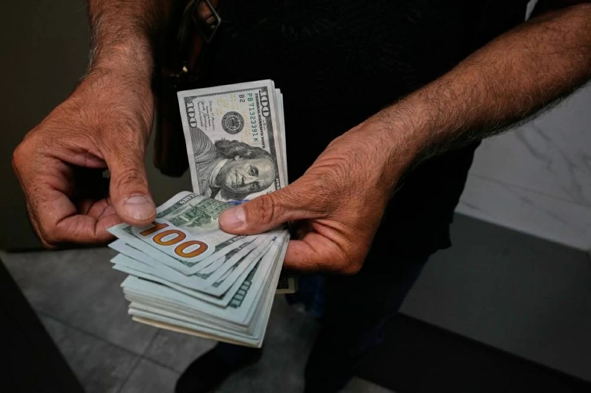 الدولار يكافح.. وسندات الخزانة الأمريكية تحظى ببعض الدعم