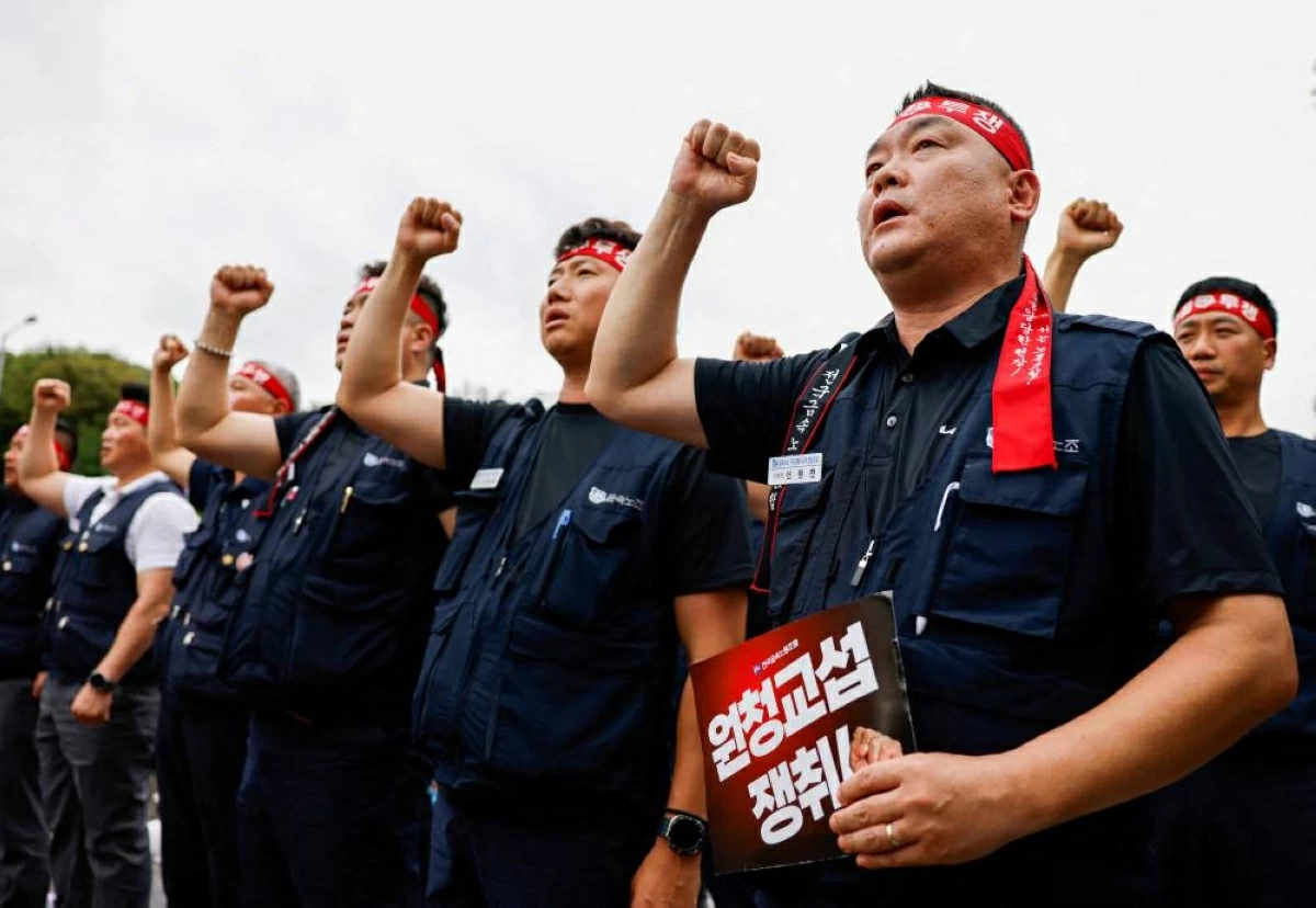 FILE PHOTO: Members of the Korean Metal Workers' Union chant slogans and raise their fists during a rally outside Hyundai Motor Company headquarters as the automaker's union staged its first full strike in a decade, in Seoul, South Korea, August 21, 2026. REUTERS/Kim Soo-hyeon/File Photo