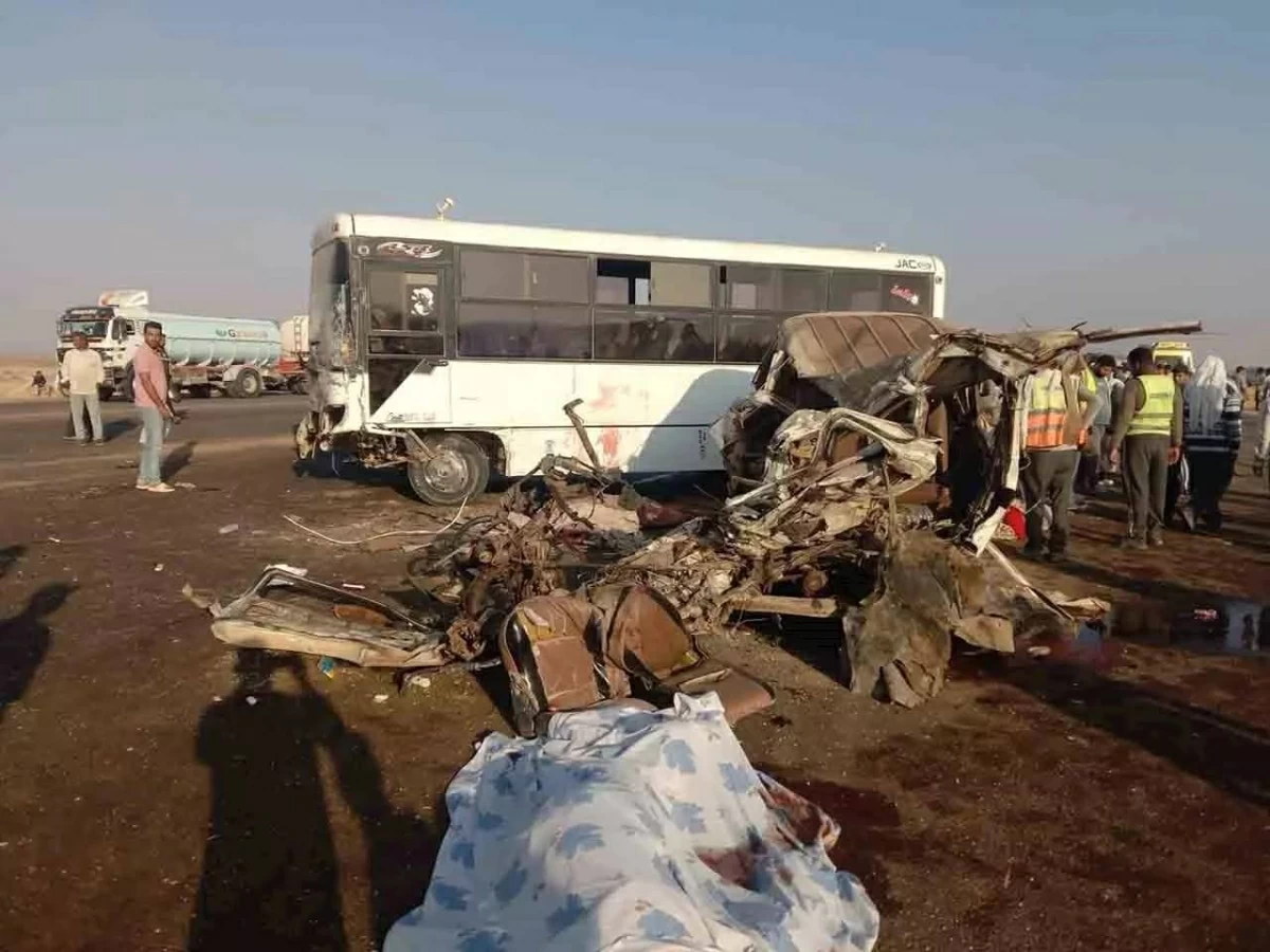 مأساة على طريق الضبعة في مصر.. مصرع 9 وإصابة 8 أشخاص بتصادم مروع