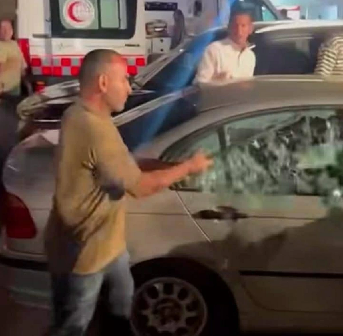 زوجته تكشف السبب.. تحطيم سيارة موسيقار مصري وهو بداخلها 
