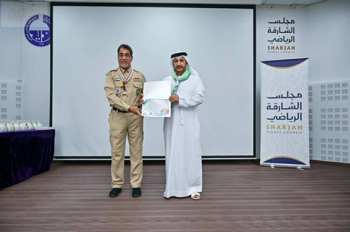 تقليد سالم محمد بن هويدن المنديل الكشفي ودرع كشافة الشارقة