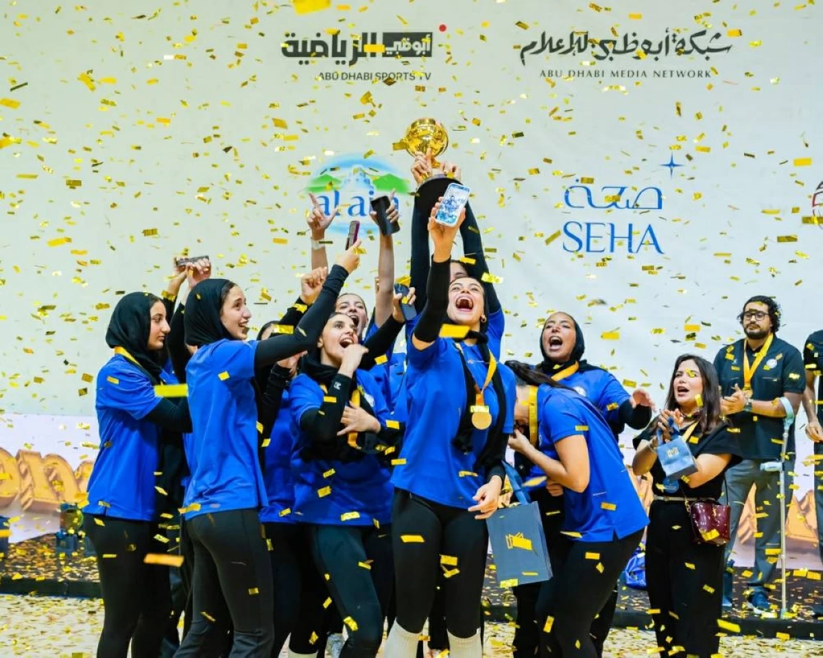 لاعبات الفريق البطل يرفعن الكأس