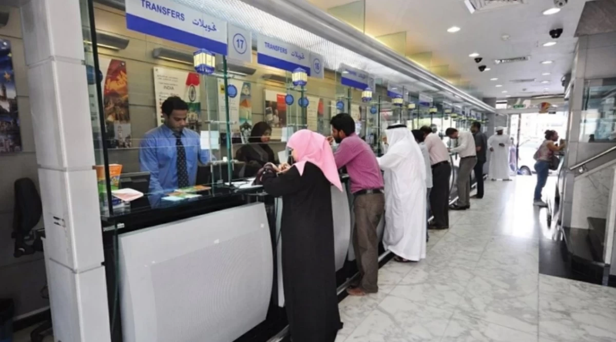 متعاملون في إحدى شركات الصرافة