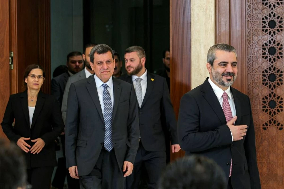 مظلوم عبدي والشيباني قبيل إلقاء خطاب متلفز في «قصر الشعب» بدمشق (أ ف ب)