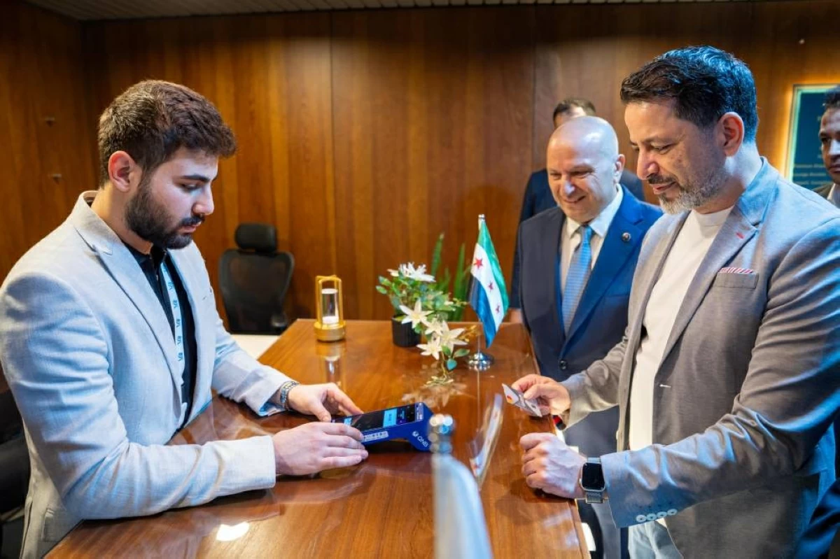 حاكم مصرف سوريا المركزي خلال تنفيذ الدفع