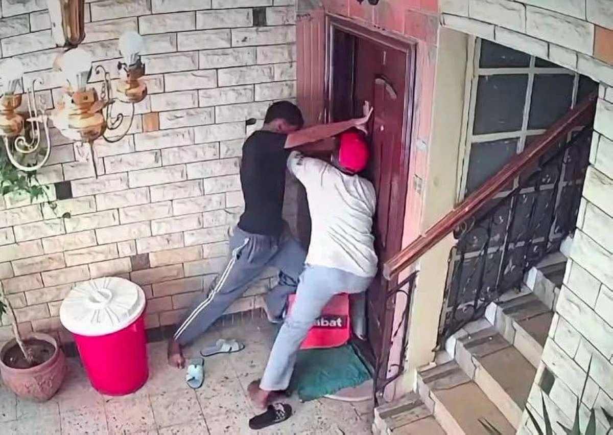 عامل توصيل مزيف يحاول اقتحام شقة في مصر.. طلب النجدة من زميله