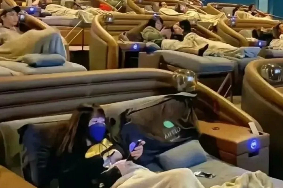 أشخاص يأخذون قيلولة