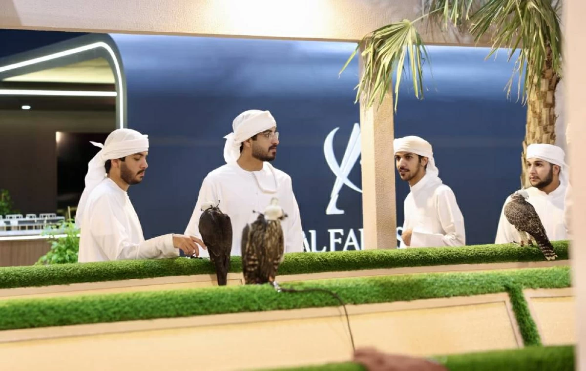 طيور النخبة تزين «أبوظبي للصيد» والأسعار حتى مليون درهم