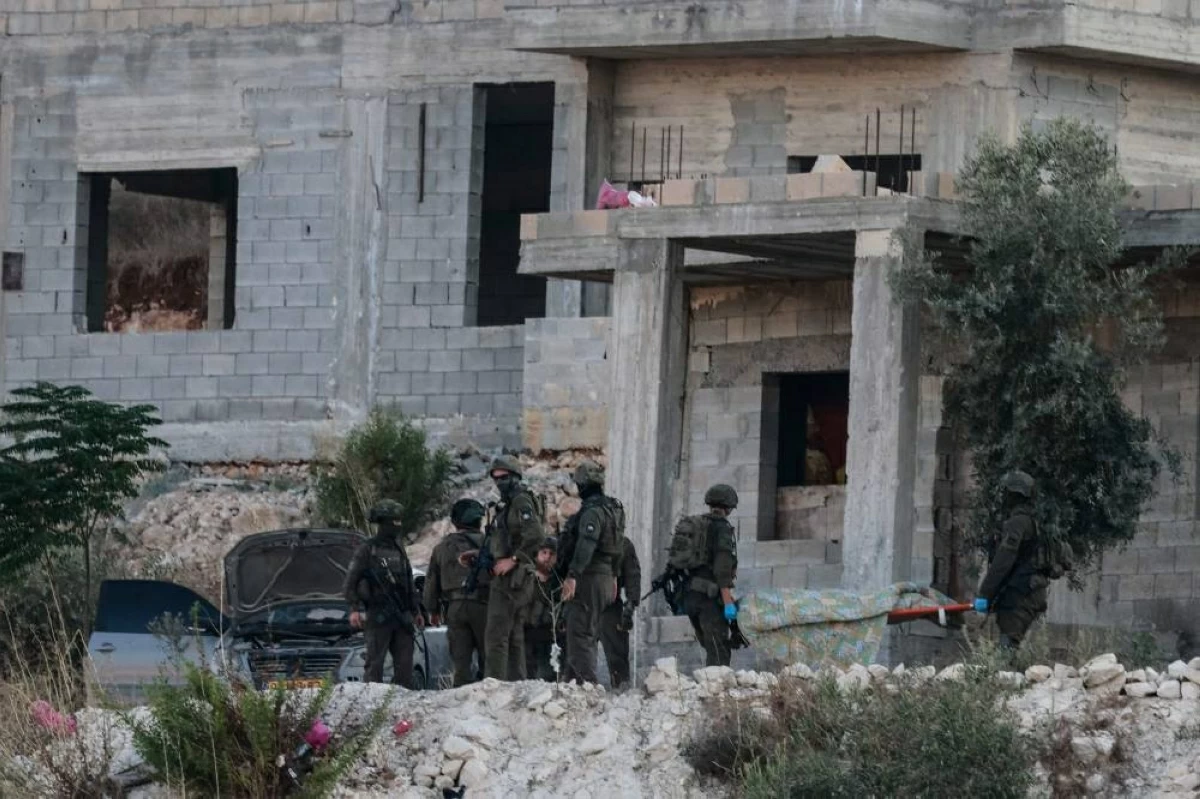 جنود الاحتلال في منزل قيد الإنشاء غربي جنين قتل فيه 3 فلسطينيين في غارة بمسيرة (أ.ف.ب)