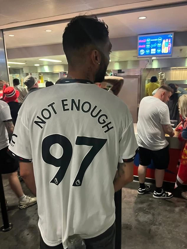 المشجع بالقميص المثير للجدل