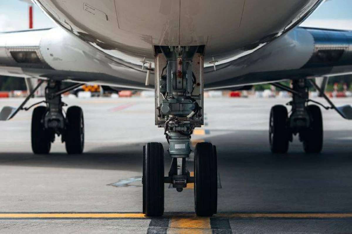من طوكيو إلى كوالالمبور.. جثة متحللة في حجرة عجلات طائرة تثير الغموض