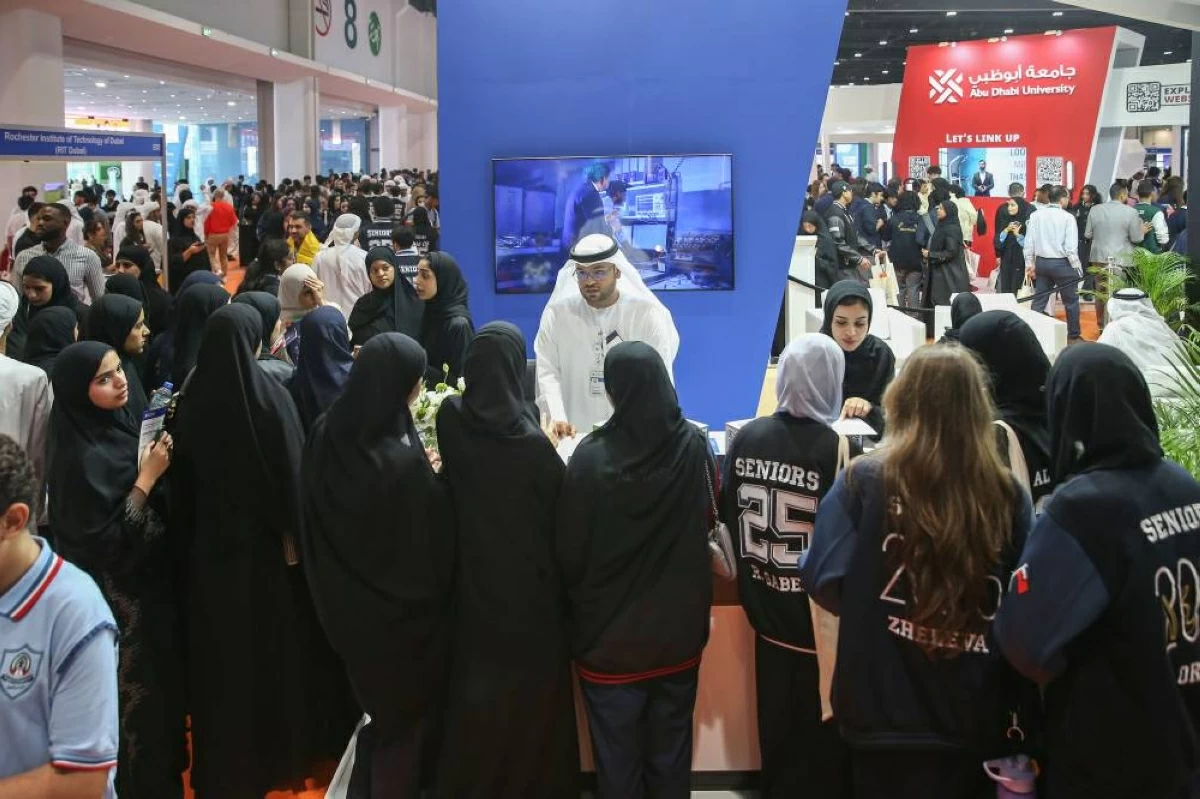 طلاب يطّلعون على المنح التي توفرها جامعة في أبوظبي في أحد المعارض