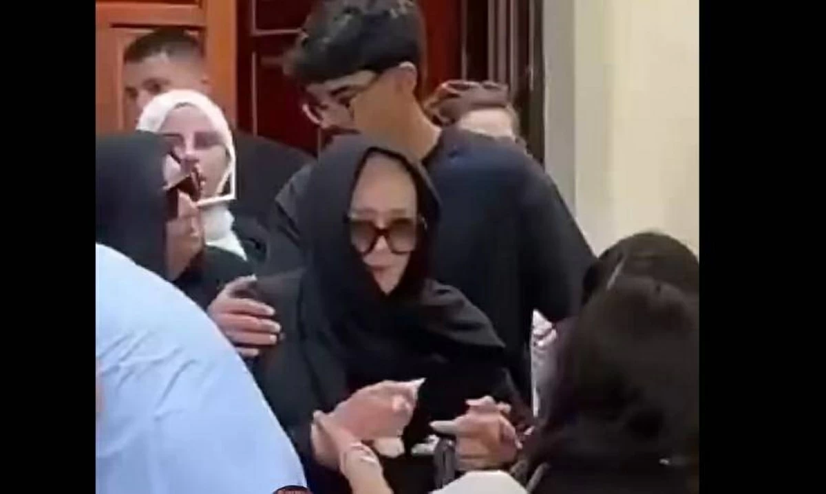 نجلاء فتحي تنهار في جنازة ابنتها وسيف أبو النجا يحضر رغم أزمته الصحية