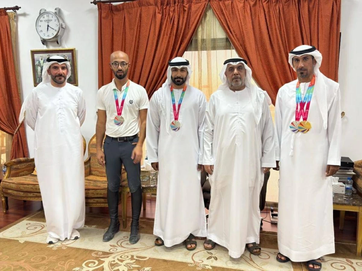 عبدالله القاسمي خلال استقباله فرسان نادي الشارقة