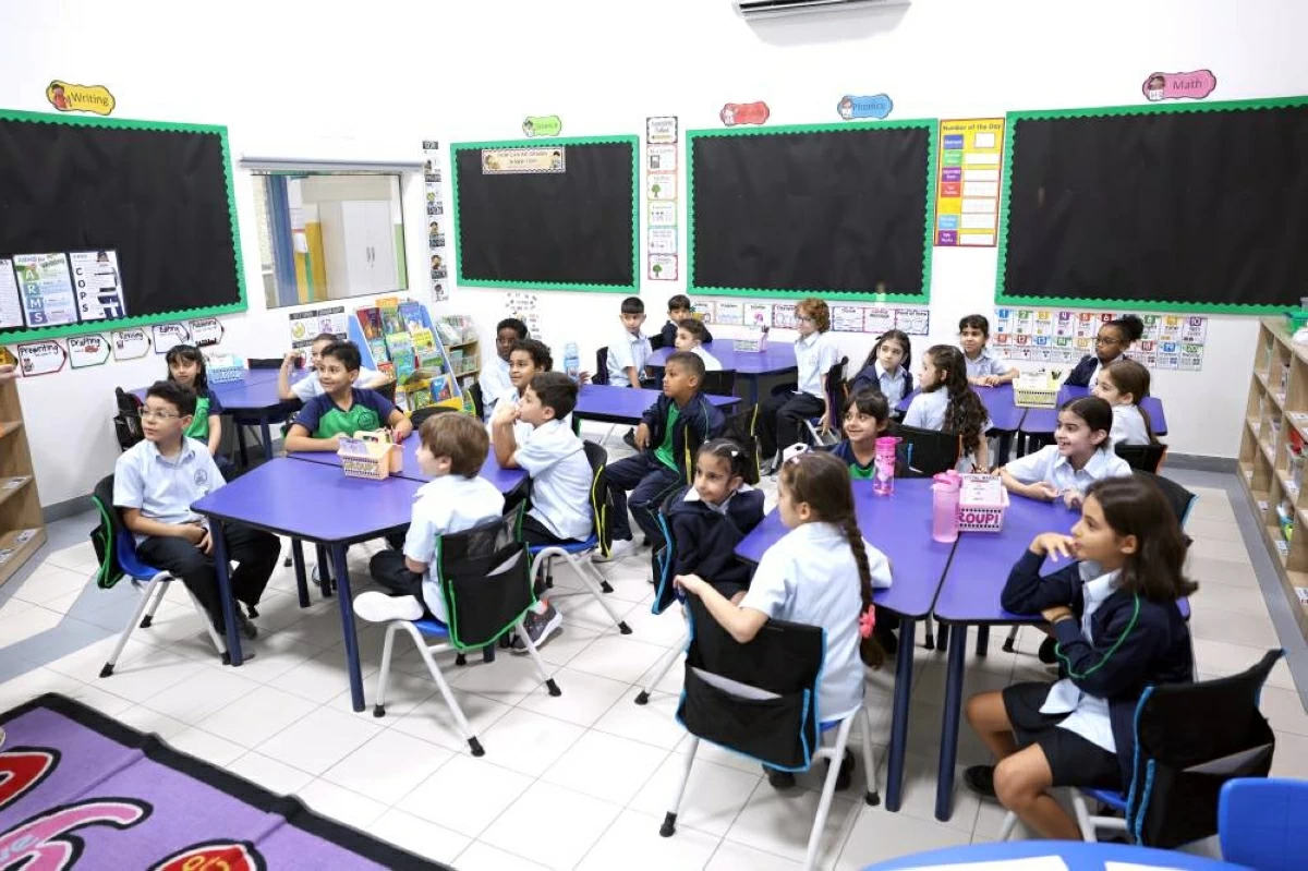 دبي تستقبل طلبة المدارس بتوزيع الهدايا الترحيبية والتشجيعية