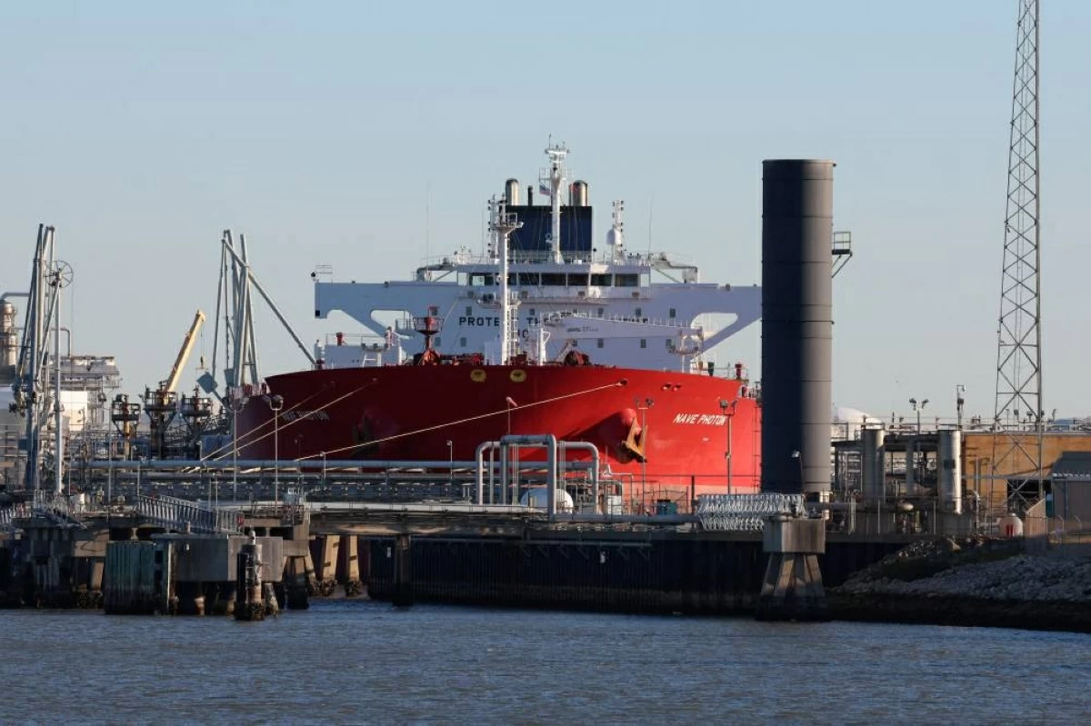 FILE PHOTO: The Nave Photon, carrying crude oil from Venezuela, is docked at Port Freeport in Freeport, Texas, U.S., January 15, 2026.  REUTERS/Antranik Tavitian/File Photo