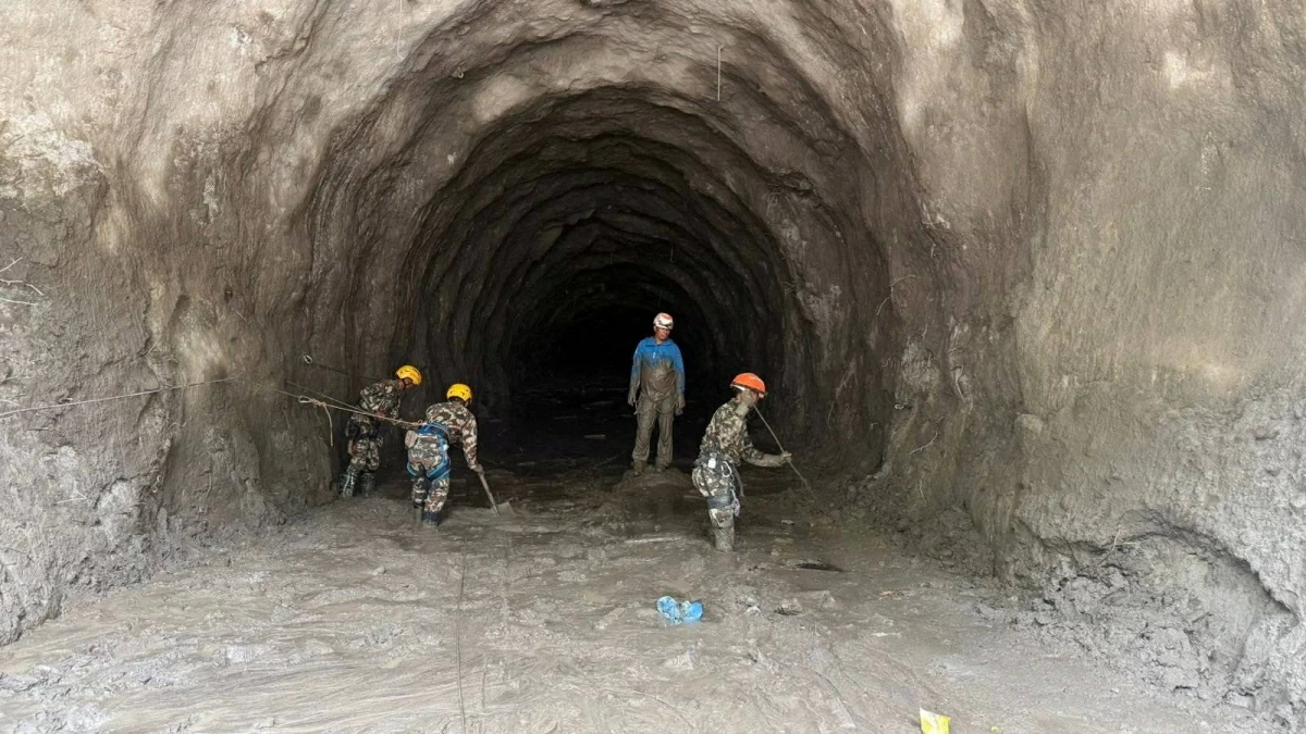 بعد أسبوع من الفيضانات.. نيبال تسابق الزمن لإنقاذ 300 عامل تحت الأرض