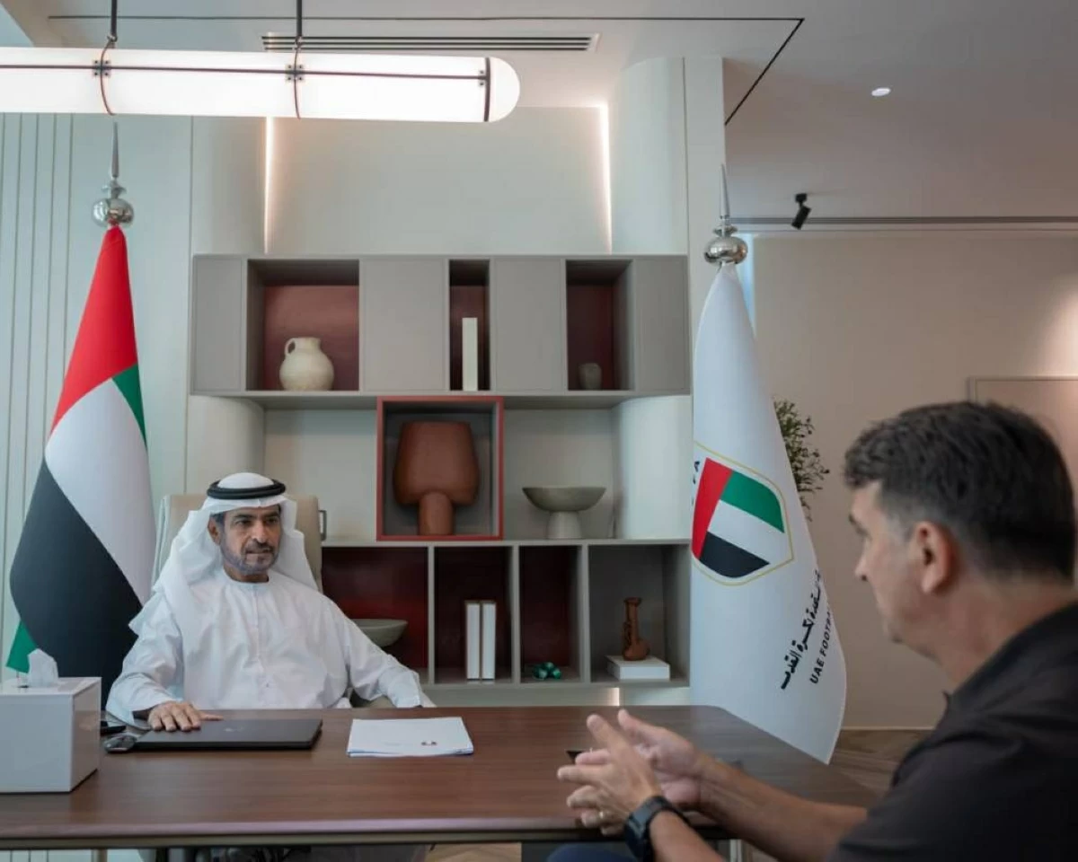 حمدان بن مبارك خلال اللقاء مع زلاتكو