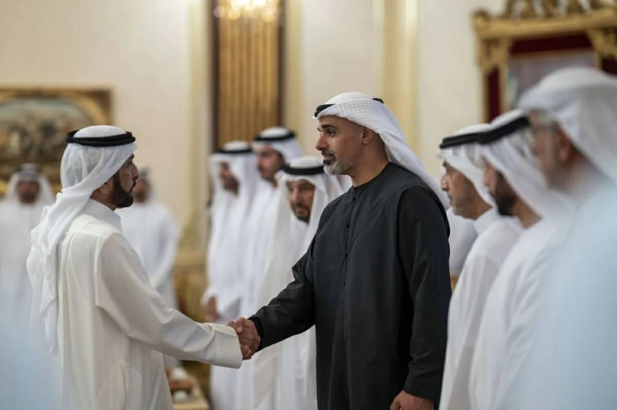 خالد بن محمد بن زايد يعزي في وفاة حرم محمد آل حامد