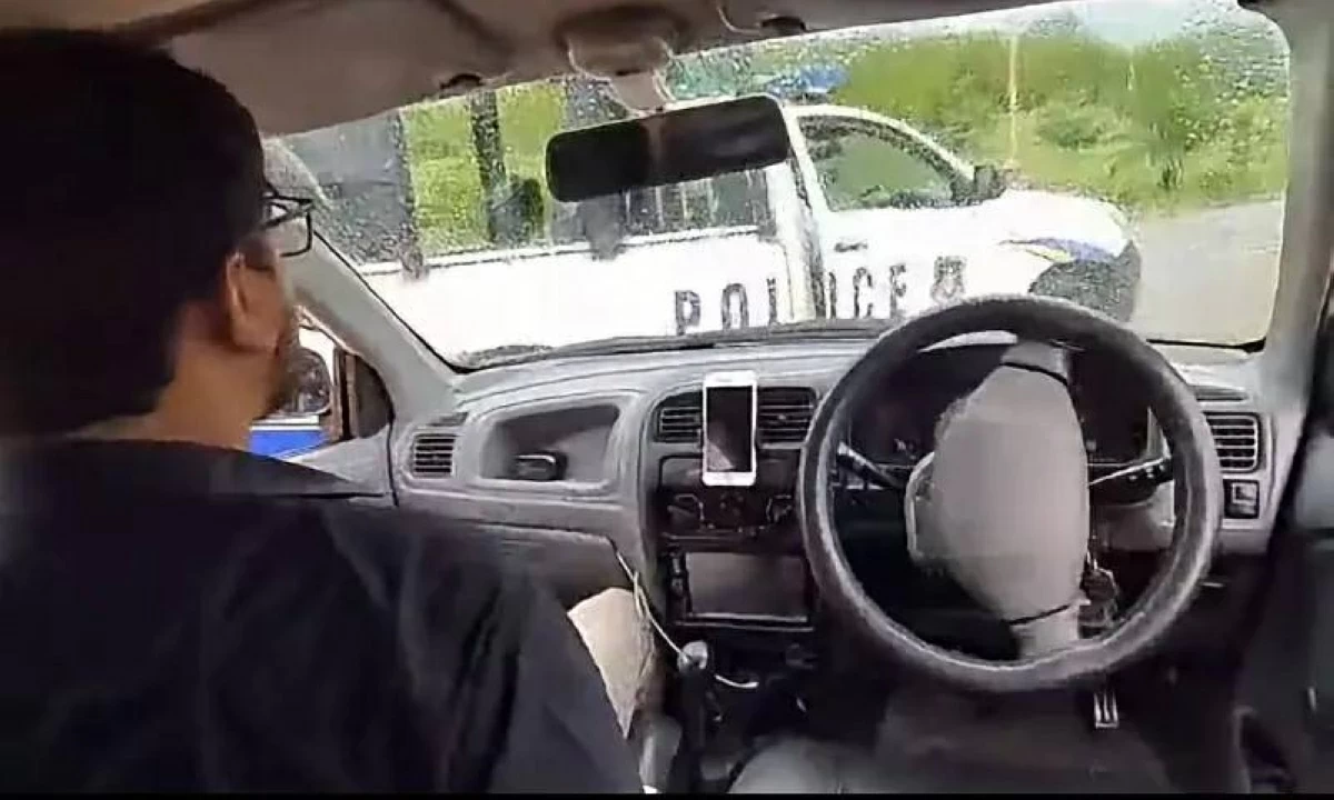 لحظة الاصطدام بسيارة الشرطة