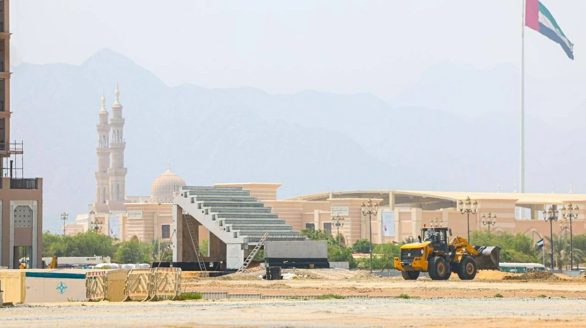 أعمال البناء في استاد دبا الحصن