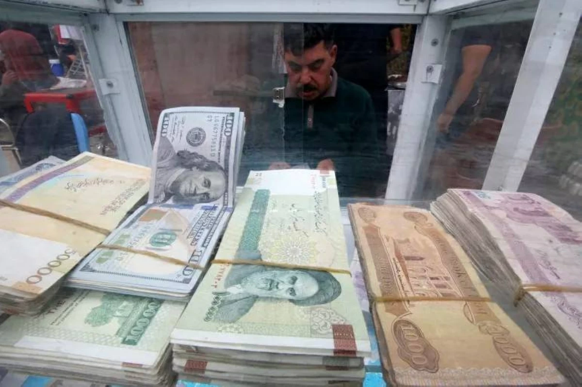 العملة الإيرانية إلى أدنى مستوى أمام الدولار بـ2.2 مليون ريال