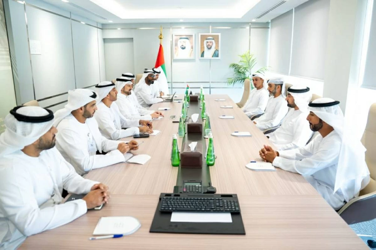 خالد بن حميد خلال الاجتماع مع وفد نادي الشارقة للدراجات