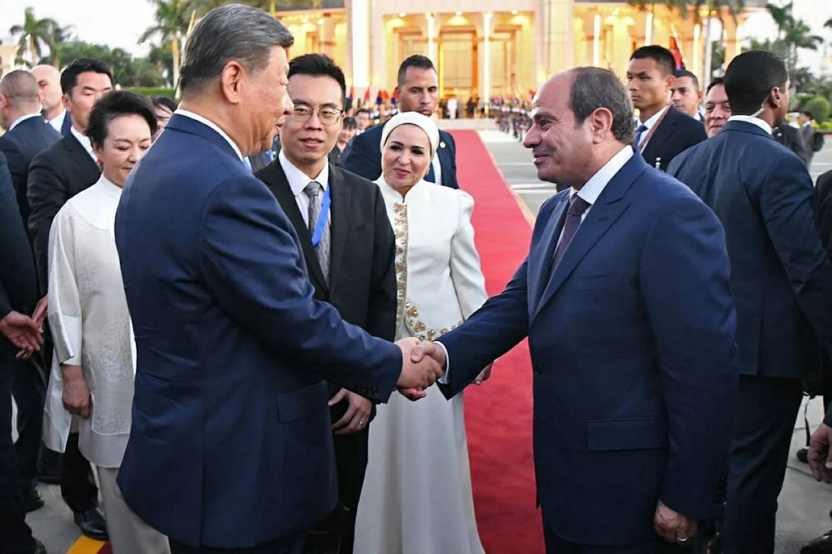 شي يصافح السيسي أثناء مغادرته مطار القاهرة الدولي (أ ف ب)