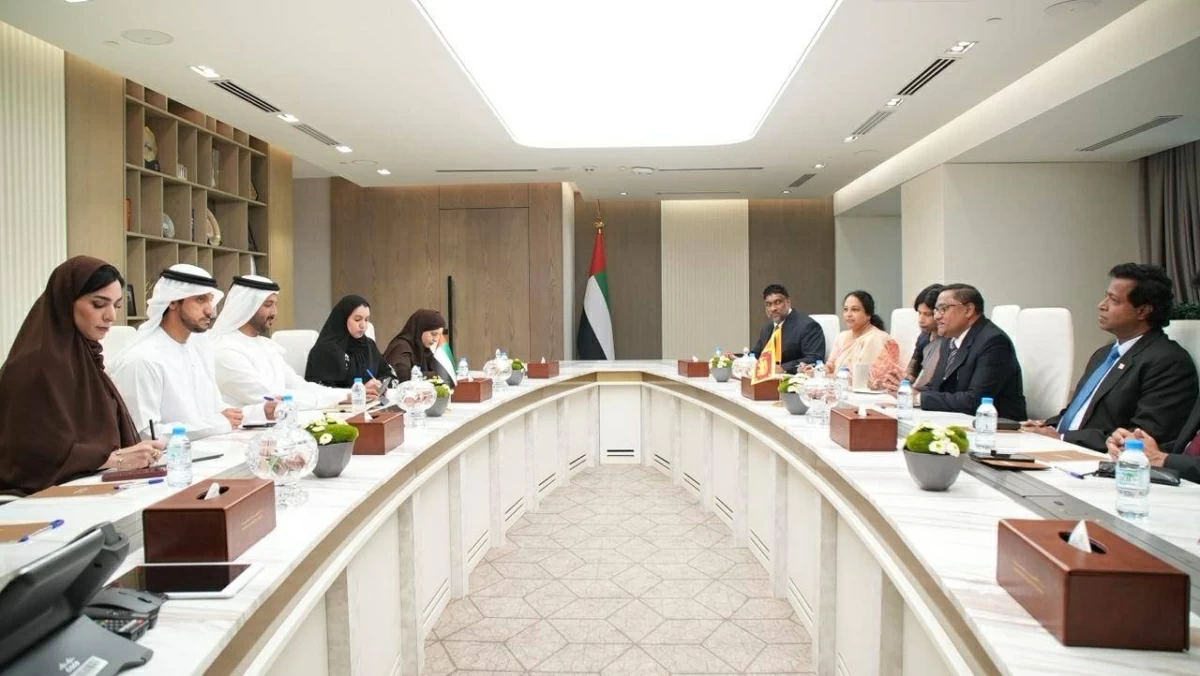 عبداالله بن طوق خلال المباحثات مع فيجيتا هيرات
