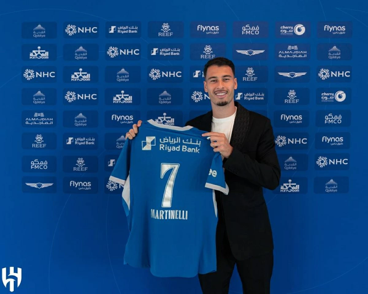 مارتينيلي يحمل قميص الهلال