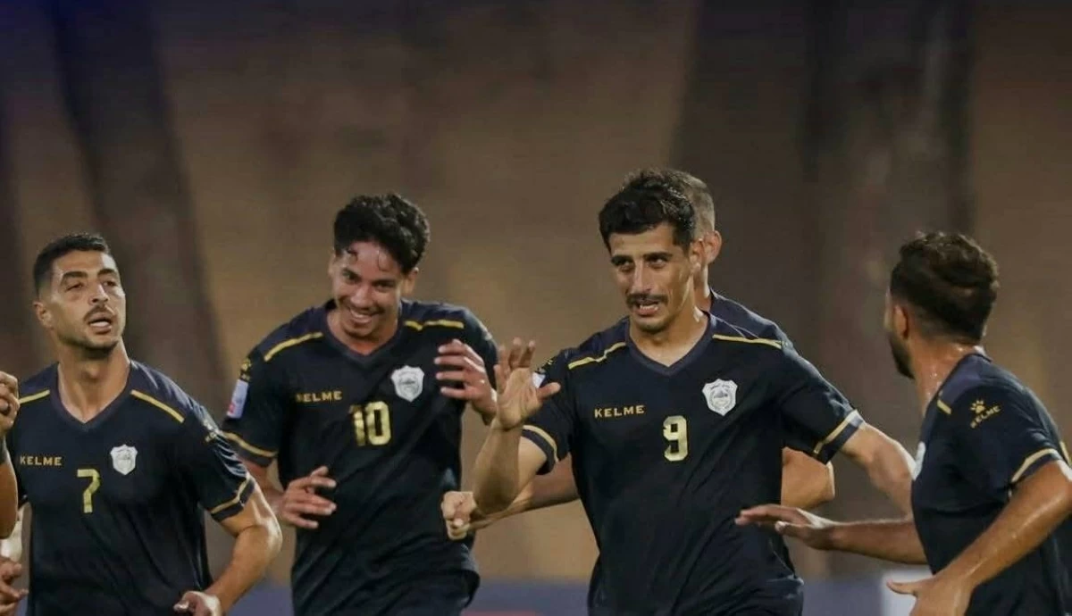 لاعبو البقعة يحتفلون بهدف الفوز