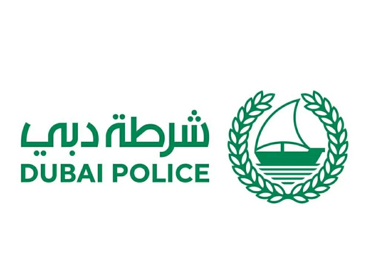 في نصف ساعة.. شرطة دبي تعيد طفلة ضلت طريقها إلى ذويها