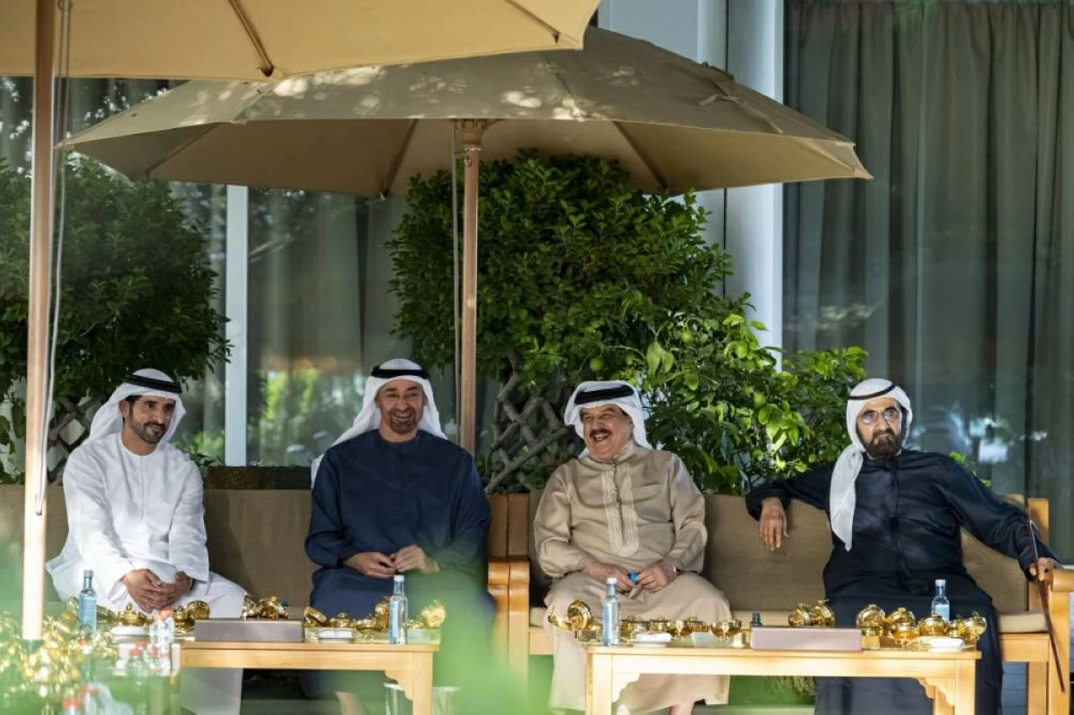 محمد بن زايد بحضور محمد بن راشد يبحث التعاون مع ملك البحرين
